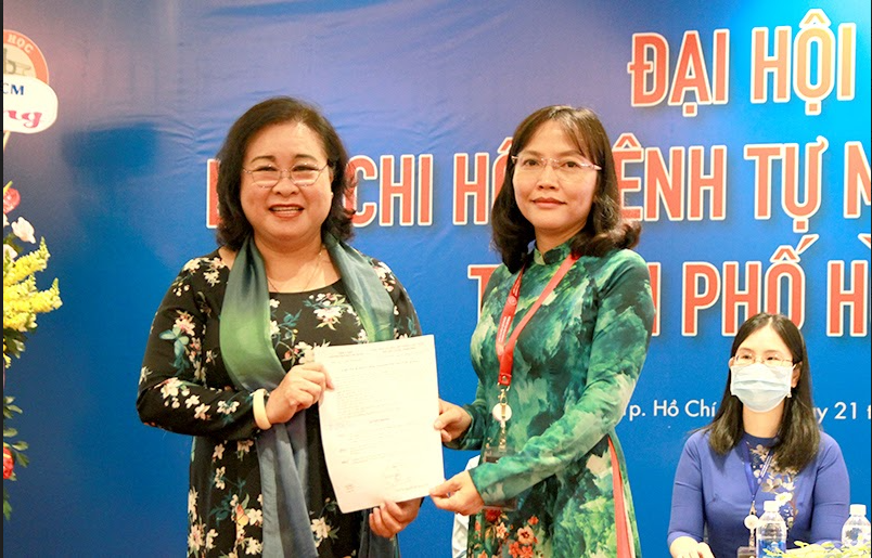 PGS.TS.BS Nguyễn Thị Ngọc Dung - Chủ tịch Hội Y học TPHCM trao quyết định thành lập Liên chi hội Bệnh tự miễn Cơ xương khớp TPHCM cho TS.BS Cao Thanh Ngọc